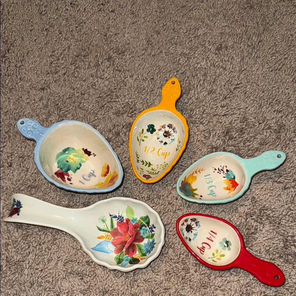 Pioneer women measuring cups and spoon rest
